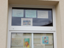 Zdjęcie prezentuje wystawę na oknach Powiatowej Biblioteki Publicznej w Puławach prezentującą książki dla dzieci z kolekcji bajek Disneya.