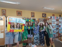 Zdjęcie prezentuje spotkanie w baranowskiej bibliotece poświęcone świętowaniu Pierwszego Dnia Wiosny i Światowego Dnia Poezji.