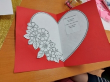Zdjęcie prezentuje kartkę walentynkową wykonaną podczas zajęć plastycznych w Gminnej Bibliotece Publicznej w Wąwolnicy.