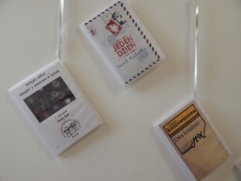 Zdjęcie prezentuje wystawę powieszoną na korytarzu przed biblioteką prezentującą różne okładki książek ze numerem tytule.