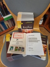 Zdjęcie przedstawiające położone na krześle książki „Kordian” Juliusza Słowackiego. Jedna z nich jest otwarta na pierwszej stronie i widać pieczątkę akcji Narodowe Czytanie oraz stempel akcji Bookcrossing.