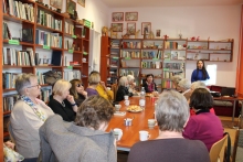 Zdjęcie prezentuje spotkanie autorskie z Mają Wolny, które odbyło się 22 października 2024 r. o godzinie 13:00 w Powiatowej Biblioteki Publicznej w Puławach.