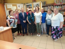 Zdjęcie prezentuje uczestników Narodowego Czytania zorganizowanego przez Gminnej Bibliotece Publicznej w Baranowie.