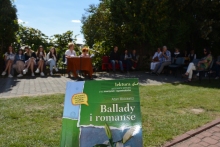 Zdjęcie prezentuje uczestników Narodowego Czytania zorganizowanego przez Gminną Bibliotekę Publiczną w Janowcu.