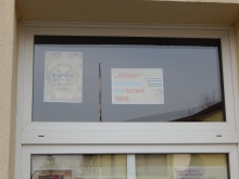 Zdjęcie prezentuje wystawę na oknach Powiatowej Biblioteki Publicznej w Puławach pokazującą najciekawsze książki z wyrazem „nowy” w tytule.