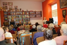  Zdjęcie prezentuje spotkanie z zespołem muzycznym Dwa Księżyce w ramach Powiatowego Klubu Książki, które odbyło się w Powiatowej Bibliotece Publicznej 31 stycznia 2024 r. o godzinie 12.00.