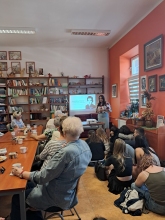  Zdjęcie prezentuje spotkanie z Justyną Chabros w ramach Powiatowego Klubu Książki, które odbyło się 26 maja 2026 r. o godz. 13:00 w Powiatowej Bibliotece Publicznej. Na zdjęciu Justyna Chabros i uczestnicy spotkania. 