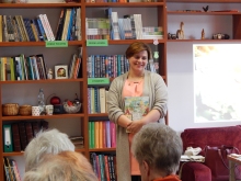 Zdjęcie prezentuje spotkanie autorskie z Katarzyną Dorosz-Dębską w ramach Powiatowego Klubu Książki, które odbyło się w Powiatowej Bibliotece Publicznej 26 kwietnia 2023 r. o godz. 12.00.