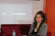  Zdjęcie prezentuje spotkanie autorskie z Mają Wolny w ramach Powiatowego Klubu Książki, które odbyło się 10 lutego 2026 r. o godzinie 13:00 w Powiatowej Bibliotece Publicznej w Puławach. Na zdjęciu Maja Wolny.  