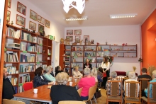 Zdjęcie prezentuje spotkanie z Pauliną Zielińską w ramach Powiatowego Klubu Książki które odbyło się 9 grudnia 2025 r. w Powiatowej Bibliotece Publicznej w Puławach.