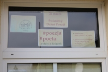 Zdjęcie prezentuje wystawę na oknach Powiatowej Biblioteki Publicznej w Puławach prezentującą cytaty z różnych książek, które próbują zdefiniować czym jest poezja i kto to jest poeta.