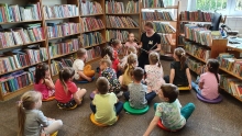 Fotorelacja z wydarzeń, które odbyły się w ramach projektu „Dziecięca podróż w świat słowa i zabawy” realizowanego przez Przedszkole i Bibliotekę Publiczną w Kazimierzu Dolnym.