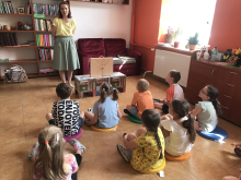 Zdjęcie przedstawia lekcję biblioteczną dla grupy „Puchatki” w Powiatowej Bibliotece Publicznej w Puławach, która odbyła się 20 czerwca 2023 r.