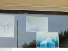 Zdjęcie prezentuje wystawę na oknach Powiatowej Biblioteki Publicznej w Puławach promującą  wakacyjne propozycje książkowe z wyrazem „słońce” w tytule. 