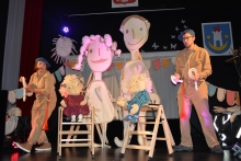 Zdjęcie prezentuje przedstawienie teatralne pt. ”Sokrates w piaskownicy” w wykonaniu aktorów z Fundacji Tworzenia i Promowania Sztuki - ależ Gustawie! 