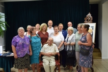 Zdjęcie przedstawia uczestników spotkania z prof. Andrzejem Kułakowskim. 