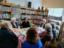 Zdjęcie prezentuje kwietniowe spotkanie kazimierskiego Dyskusyjnego Klubu Książki.