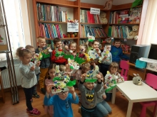 Zdjęcie prezentuje lekcję biblioteczną dotyczącą Świąt Wielkanocnych zorganizowaną w Gminnej Biblioteki Publicznej w Wąwolnicy. 