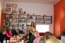 Zdjęcie prezentuje fotorelację ze szkolenia „Między pasją, a wypaleniem – jak dbać o motywację w pracy bibliotekarza”, które odbyło się 13 lutego 2026 r. w Powiatowej Bibliotece Publicznej w Puławach. Na zdjęciu prowadząca warsztaty Karolina Suska i bibliotekarze z terenu powiatu puławskiego. 