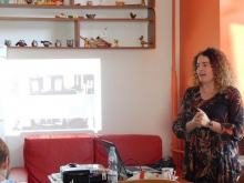 Zdjęcie przedstawiające Karolinę Suską prowadzącą szkolenie pt. „Biblioteka/rz z pomysłami”