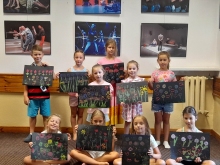 Zdjęcie prezentuje wakacyjne warsztaty kreatywności zorganizowane przez  KOKPiT – Bibliotekę Publiczną w Kazimierzu Dolnym dla dzieci w wieku szkolnym. 