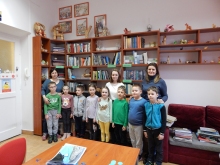 Zdjęcie przedstawia wizytę grupy „Puchatki” z Publicznego Przedszkola Integracyjnego w Puławach w Powiatowej Bibliotece Publicznej w Puławach.