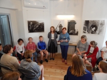 Zdjęcie prezentuje uroczyste wręczenie nagród w powiatowym konkursie plastycznym „Z wizytą w bajkowym świecie Marii Konopnickiej”. 