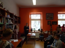 Zdjęcie prezentuje wręczenie nagród w powiatowych konkursach plastycznych „Kto Ty jesteś? Polak mały” i „Gloria victis – chwała zwyciężonym”, które odbyło się 8 maja 2023 r. w siedzibie Powiatowej Biblioteki Publicznej w Puławach.