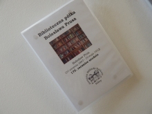 Zdjęcie prezentuje wystawę powieszoną na korytarzu przed biblioteką prezentującą różne okładki książek autorstwa Bolesława Prusa. 