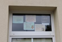 Zdjęcie prezentuje wystawę na oknach Powiatowej Biblioteki Publicznej w Puławach polecającą książki ze Złotej Listy Fundacji Cała Polska Czyta Dzieciom. 