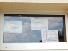 Zdjęcie prezentuje wystawę na oknach Powiatowej Biblioteki Publicznej w Puławach pokazującą różne publikacje mam i macierzyństwa. 