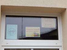 Zdjęcie prezentuje wystawę na oknach Powiatowej Biblioteki Publicznej w Puławach pt. „Literackie życzenia dla babci i dziadka”.