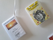 Zdjęcie prezentuje wystawę powieszoną na korytarzu przed biblioteką prezentującą różne okładki książek z wyrazem słońce w tytule.