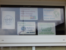 Zdjęcie prezentuje wystawę na oknach Powiatowej Biblioteki Publicznej w Puławach pt. „Ekologia dla najmłodszych”.