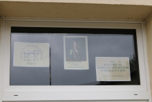 Zdjęcie prezentuje wystawę na oknach Powiatowej Biblioteki Publicznej pokazującą role życia księżnej Izabeli Czartoryskiej. 