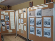 Zdjęcie prezentuje wystawę w Gminnej Bibliotece Publicznej w Baranowie ukazującą sylwetkę Józefa Wybickiego. 