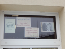 Wystawa na oknach bibliotek prezentująca życie i twórczość Krzysztofa Kamila Baczyńskiego