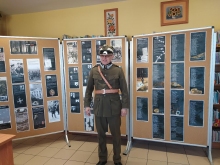 Zdjęcie prezentuje wystawę pt. Zbrodnia Katyńska znajdującą się w Gminnej Biblioteki Publicznej w Baranowie.