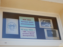 Zdjęcie prezentuje wystawę na oknach Powiatowej Biblioteki Publicznej w Puławach poświęconą życiu i twórczości Marii Konopnickiej.