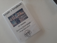 Zdjęcie prezentuje wystawę powieszoną na korytarzu przed biblioteką prezentującą różne okładki książek, w których to właśnie książka jest głównym bohaterem. 