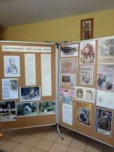 Zdjęcie prezentuje wystawę w Gminnej Bibliotece Publicznej w Baranowie wystawę poświęconą życiu i twórczości Marii Konopnickiej.