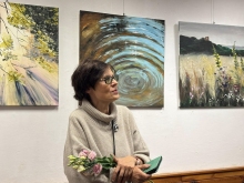 Zdjęcie prezentuje fotorelację z wernisażu wystawy Mariny Radovej „Z serca i rąk”, który odbył się 9 listopada 2024 r. w Bibliotece Publicznej w Kazimierzu Dolnym.