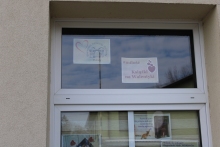 Zdjęcie prezentuje wystawę na oknach Powiatowej Biblioteki Publicznej, która prezentuje wciągające i poruszające książki ze słowem miłość w tytule.