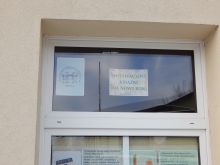 Zdjęcie prezentuje wystawę na oknach Powiatowej Biblioteki Publicznej w Puławach prezentującą książki motywacyjne na nowy rok.