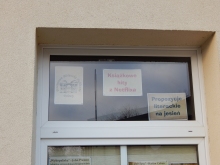 Zdjęcie prezentuje wystawę na oknach Powiatowej Biblioteki Publicznej w Puławach pt. „Książkowe hity z Netflixa”.