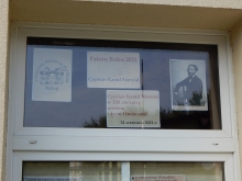 Wystawa na oknach biblioteki prezentująca życie i twórczość Cypriana Kamila Norwida.