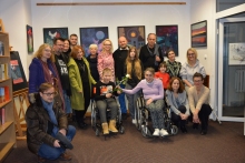 Zdjęcie prezentuje wernisaż wystawy malarstwa Pauliny Kalinowskiej – Lavendowej, który odbył się 10 grudnia 2022 r. o godz. 14.00 w Bibliotece Publicznej w Kazimierzu Dolnym.