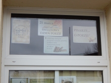Zdjęcie prezentuje wystawę na oknach Powiatowej Biblioteki Publicznej w Puławach pokazującą różne definicje słowa poezja. 