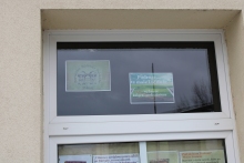 Zdjęcie prezentuje wystawę na oknach Powiatowej Biblioteki Publicznej prezentującą ciekawe książki o tematyce podróżniczej.