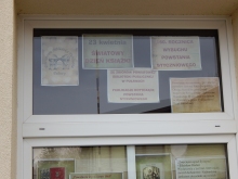 Zdjęcie prezentuje wystawę na oknach Powiatowej Biblioteki Publicznej w Puławach pokazującą różne publikacje dotyczące wybuchu i przebiegu Powstania Styczniowego.